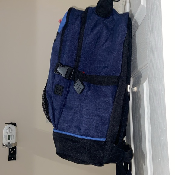 Roots Backpack - New - Picture 3 of 10